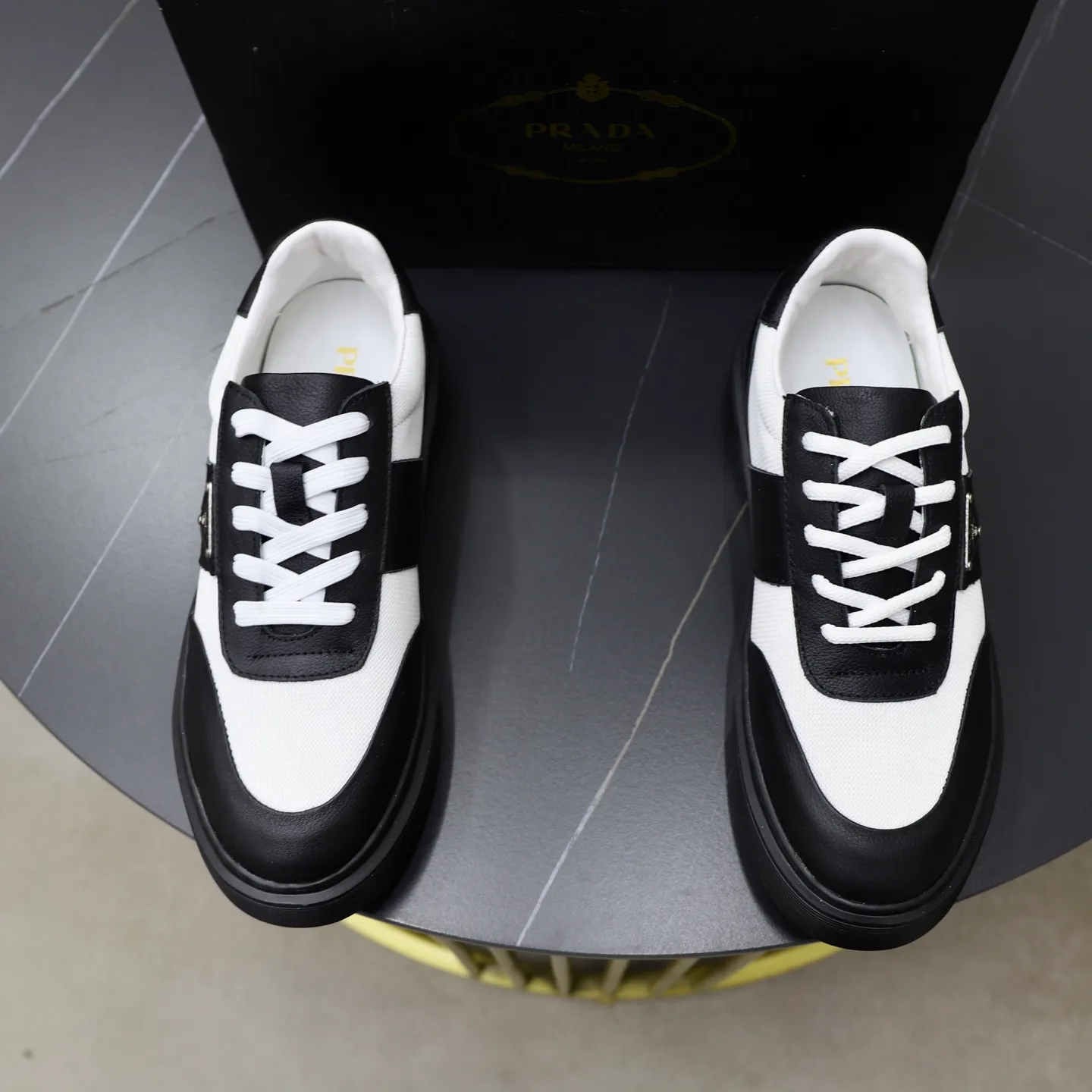 Ex-factory price: 462💰🙅‍♂️🙅‍♂️🙅‍♂️ Brand: PRADA Standard code: 38-44 (45 customized) Grade: Same as the official website Material: Original material splicing Comfortable and breathable lining Lightweight and wear-resistant sports outsole Style category: Men's fashionable casual shoes Running sneakers Distinguished luxury brand elements Top luxury Color: actual picture color